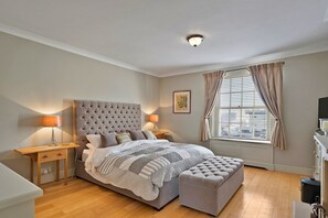 4 bedrooms, iron/ironing board, free WiFi