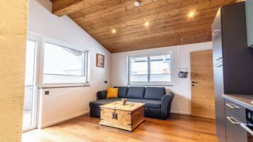 Comfort-Apartment, 1 Schlafzimmer, Balkon, Bergblick | Wohnbereich | 50-Zoll-Flachbildfernseher mit Kabelempfang