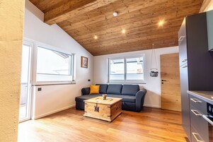 Apartamento Confort, 1 habitación, balcón, vistas a la montaña | Zona de estar | Televisión de pantalla plana de 50 pulgadas con canales por cable