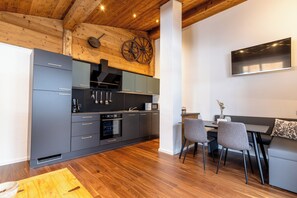 Comfort-Apartment, 1 Schlafzimmer, Balkon, Bergblick | Eigene Küche
