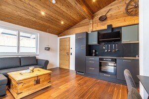 Apartamento Confort, 1 habitación, balcón, vistas a la montaña | Zona de estar | Televisión de pantalla plana de 50 pulgadas con canales por cable