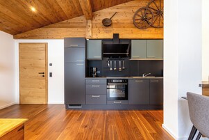 Apartamento Confort, 1 habitación, balcón, vistas a la montaña | Cocina privada | Cafetera o tetera, hervidor eléctrico y trona infantil