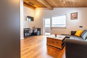 Comfort-Apartment, 1 Schlafzimmer, Balkon, Bergblick | Wohnbereich | 50-Zoll-Flachbildfernseher mit Kabelempfang