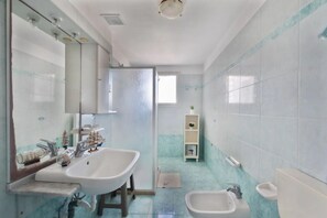 Douche, sèche-cheveux, bidet