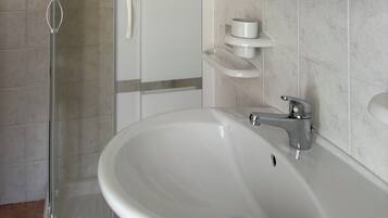 Comfort Double Room, Courtyard View | Bathroom