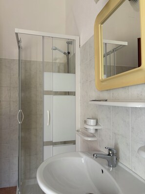 Chambre Double Confort, vue cour intérieure | Salle de bain