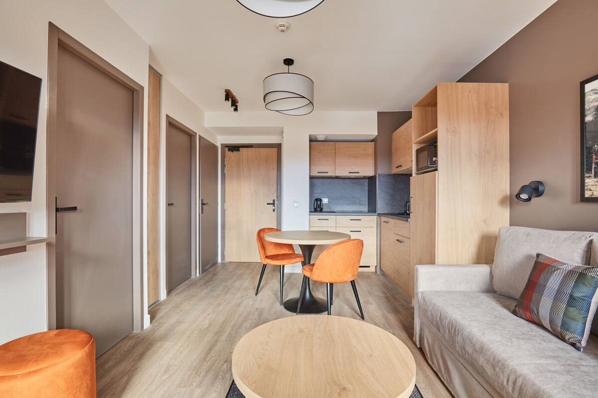 Ein modernes Interieur mit Essbereich, Küche und Sitzgelegenheit.