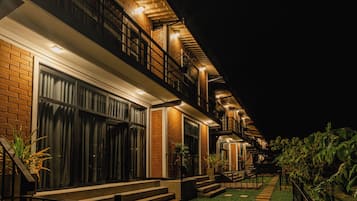 Escritorio, espacio para trabajar con laptop y wifi gratis