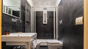 Shower, free toiletries, hair dryer, towels - S. Marco Guesthouse (Rome)