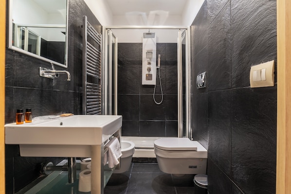 Douche, articles de toilette (gratuits), séchoir à cheveux