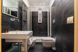 Douche, articles de toilette gratuits, sèche-cheveux