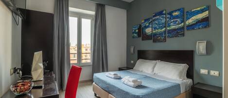 Schreibtisch, laptopgeeigneter Arbeitsplatz, kostenloses WLAN