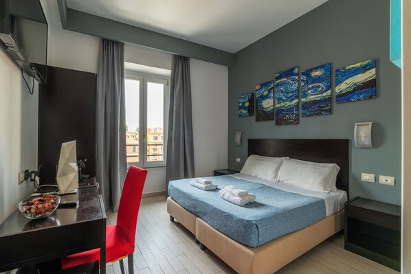 Bureau, espace de travail pour ordinateur portable, Wi-Fi gratuit