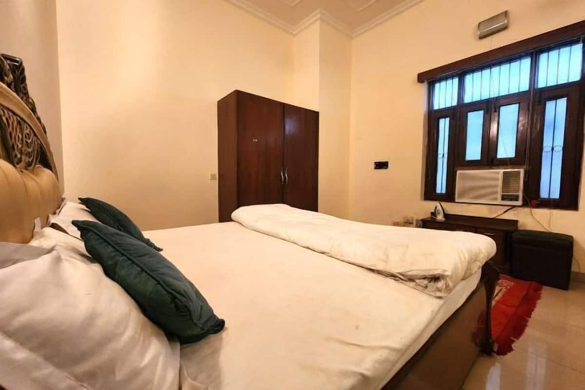 Una cassaforte in camera, una scrivania, postazione laptop