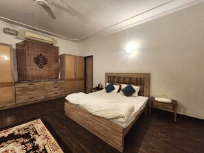 Luxury Double Room | In-room safe, desk, laptop workspace, soundproofing - Hotel The Own Stay-Urban Boutique (New Delhi)