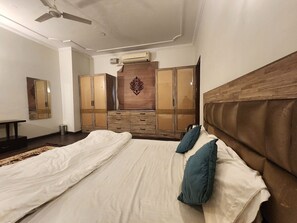 Family Quadruple Room | In-room safe, desk, laptop workspace, soundproofing - Hotel The Own Stay-Urban Boutique (New Delhi)