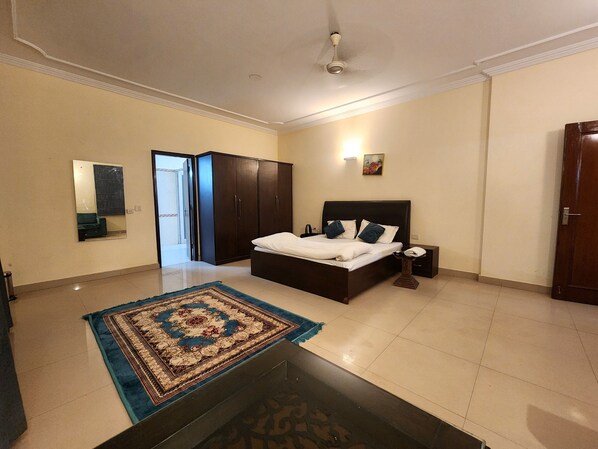 Luxury Double Room | In-room safe, desk, laptop workspace, soundproofing - Hotel The Own Stay-Urban Boutique (New Delhi)