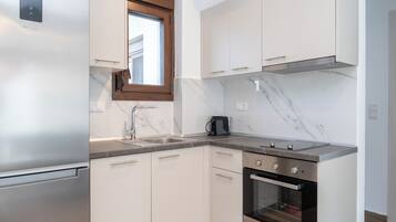 Een koelkast, een oven, een koffiezetapparaat/waterkoker