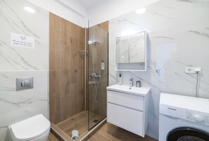 Dusche, Haartrockner, Handtücher