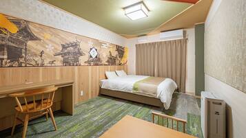 Une chambre d’hôtel de taille réduite, comprenant un lit, un bureau et une chaise.