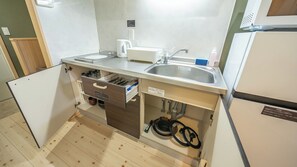 Basic Apartment, City View | Private kitchen | Paper towels