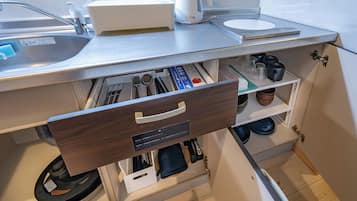 Basic Apartment, City View | Private kitchen | Paper towels