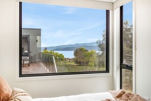 4 bedrooms, desk, iron/ironing board, travel cot - Waterfront Luxury in Opossum Bay (Opossum Bay)