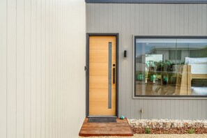 Exterior detail - Waterfront Luxury in Opossum Bay (Opossum Bay)