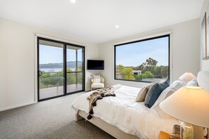 4 bedrooms, desk, iron/ironing board, travel cot