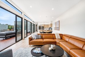 TV, stereo - Waterfront Luxury in Opossum Bay (Opossum Bay)