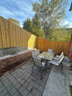 Outdoor dining - Renovated two-level Sandy Bay apartment (Sandy Bay)