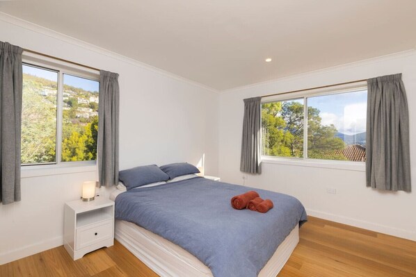 3 soverom, skrivebord, strykejern/-brett og reiseseng for barn