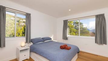 3 bedrooms, desk, iron/ironing board, travel crib