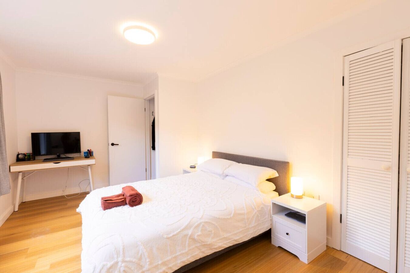 2 bedrooms, desk, iron/ironing board, travel crib
