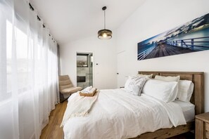 1 bedroom, desk, iron/ironing board, travel crib - Modern Retreat with Spectacular Mountain Views (New Town)