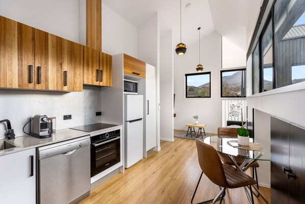 Fridge, microwave, oven, stovetop - Modern Retreat with Spectacular Mountain Views (New Town)