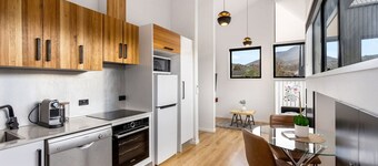 Modern Retreat with Spectacular Mountain Views