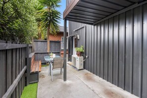 Outdoor dining - Modern Retreat with Spectacular Mountain Views (New Town)