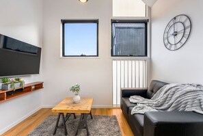 TV - Modern Retreat with Spectacular Mountain Views (New Town)