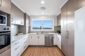 Een koelkast, een microgolfoven, een oven, een kookplaat