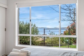 3 bedrooms, iron/ironing board, travel cot, WiFi - Spectacular View Modern Comfort (Sandy Bay)