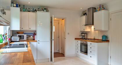 Cottage in coastal town of Shaldon, No Deposit
