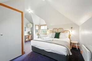 2 chambres, bureau, fer et planche à repasser, lit de bébé portatif