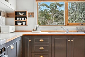 Een koelkast, een microgolfoven, een oven, een kookplaat