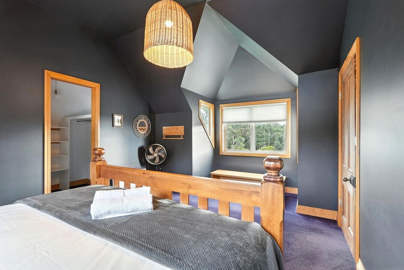 2 slaapkamers, een bureau, een strijkplank/strijkijzer, reisbedje