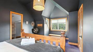 2 slaapkamers, een bureau, een strijkplank/strijkijzer, reisbedje