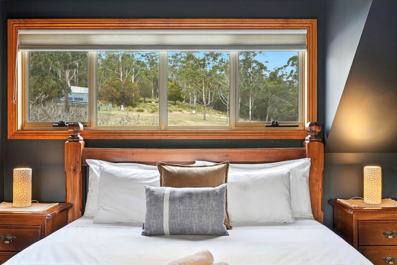 2 soverom, skrivebord, strykejern/-brett og reiseseng for barn