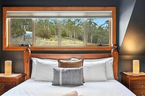 2 slaapkamers, een bureau, een strijkplank/strijkijzer, reisbedje