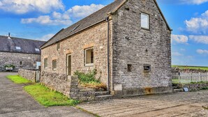 A stone building with a pitched roof, a small window, and a door. - Holiday Home in Ashbourne near Dovedale Trails (Ashbourne)