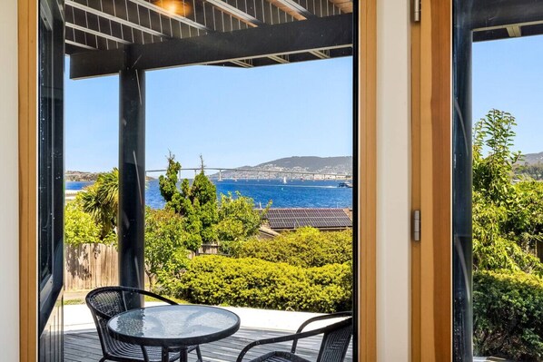 Outdoor dining - Stylish Studio w/ Stunning Views (Lindisfarne)